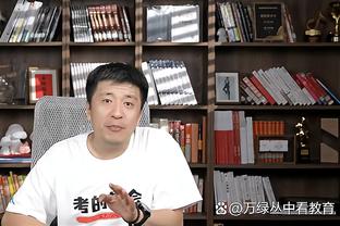 看着都疼？！鲍威尔开心跳着走 脸部直接拍上门框上沿？